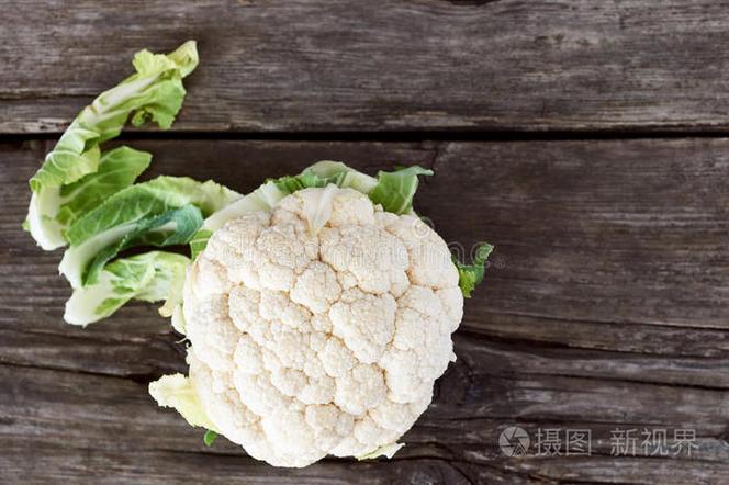 从田园到餐桌 甘蓝、木材与自然的丰盛收获